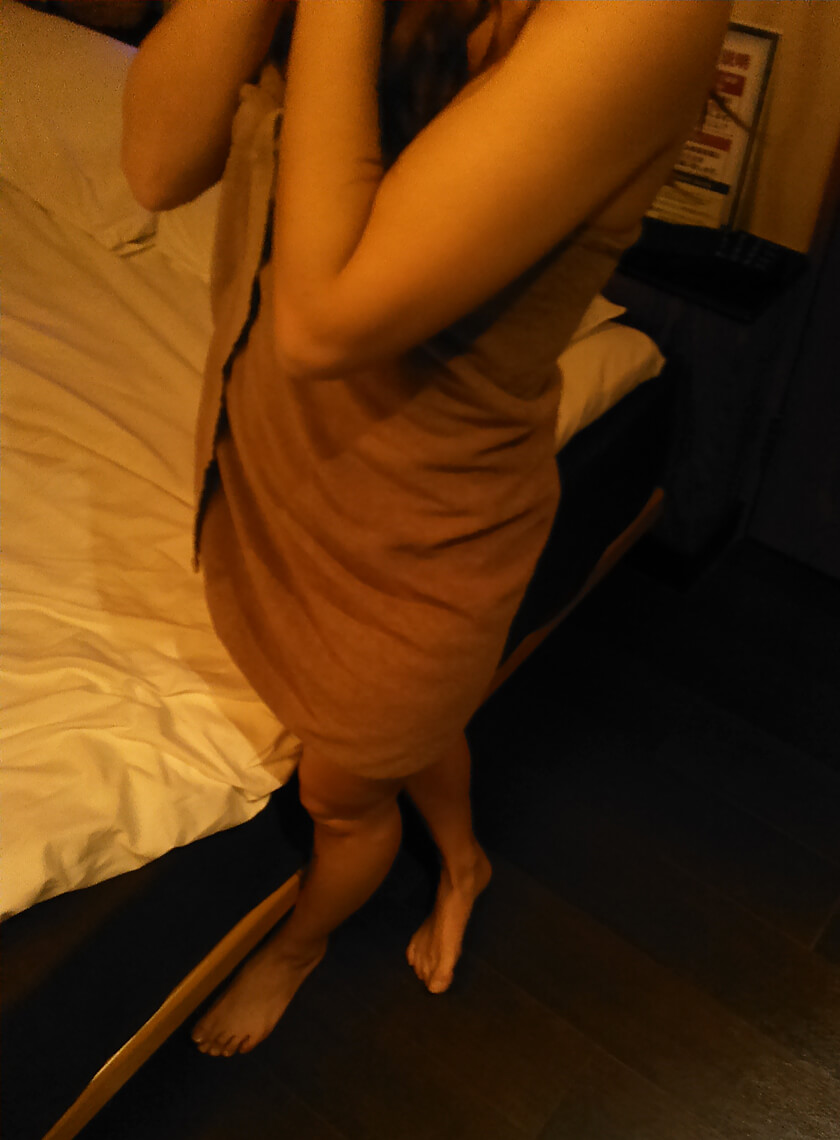 恥ずかしがる女性