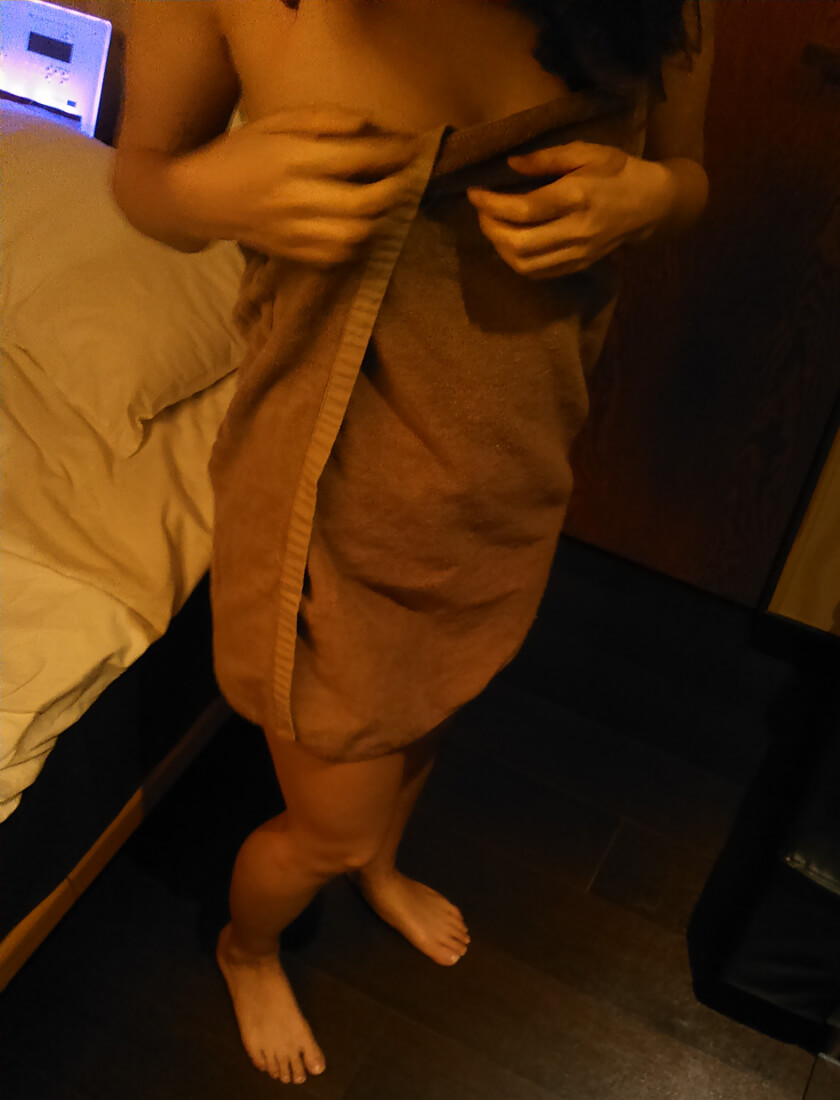 バスタオルを巻いている途中