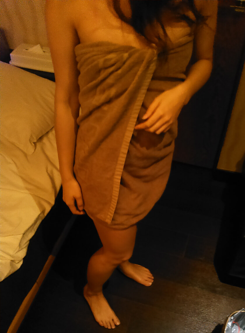 バスタオルを巻いた女性